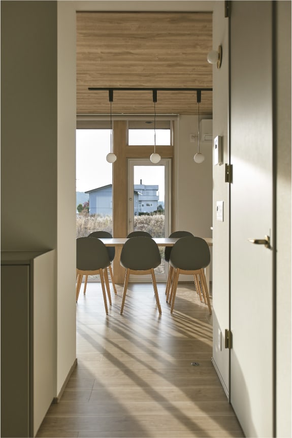 廊下から見えるダイニング