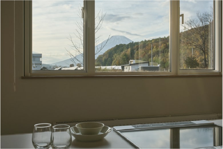 キッチンの背中に見える景色