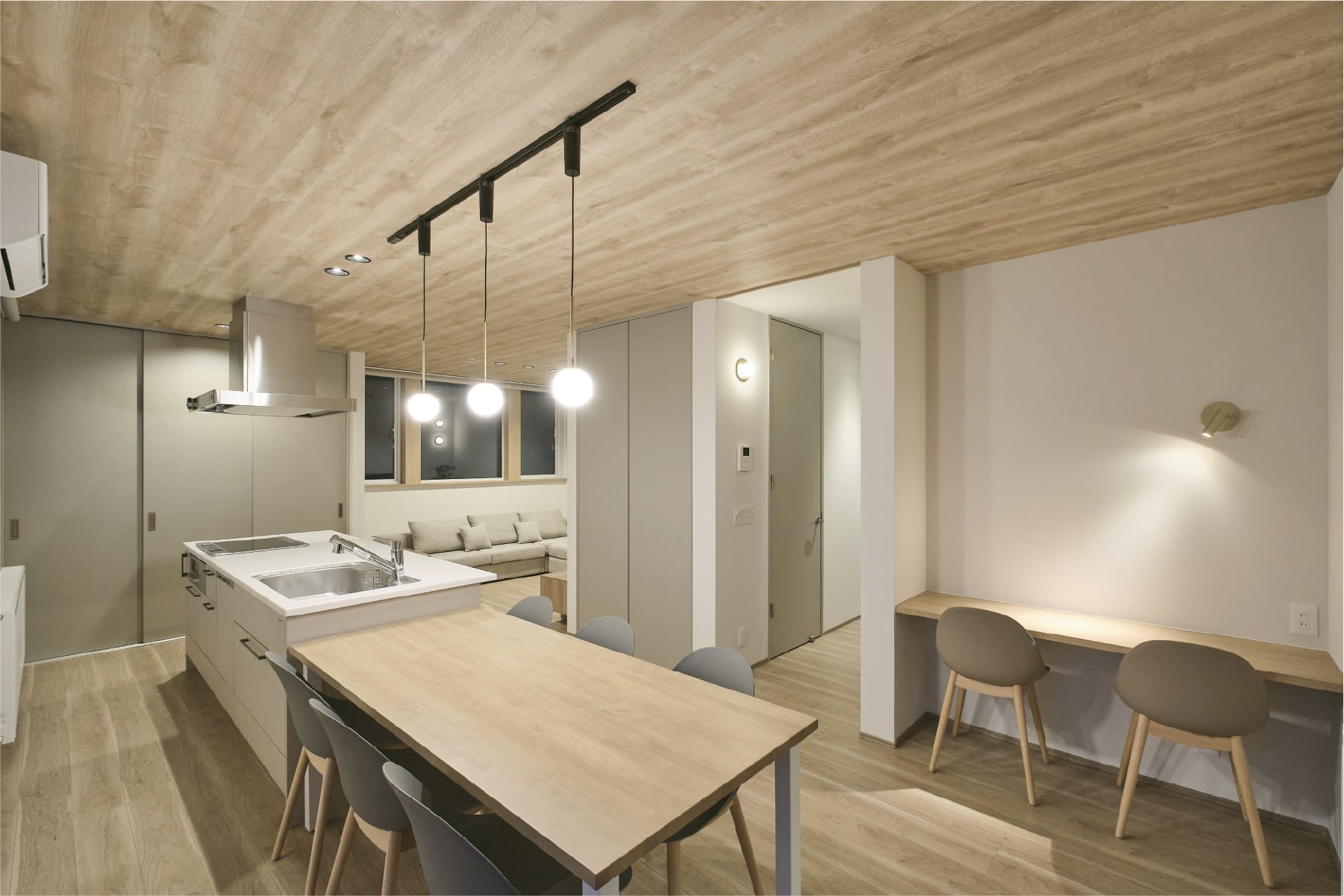 夜はやわらかな照明に包まれ、昼とは異なる雰囲気に