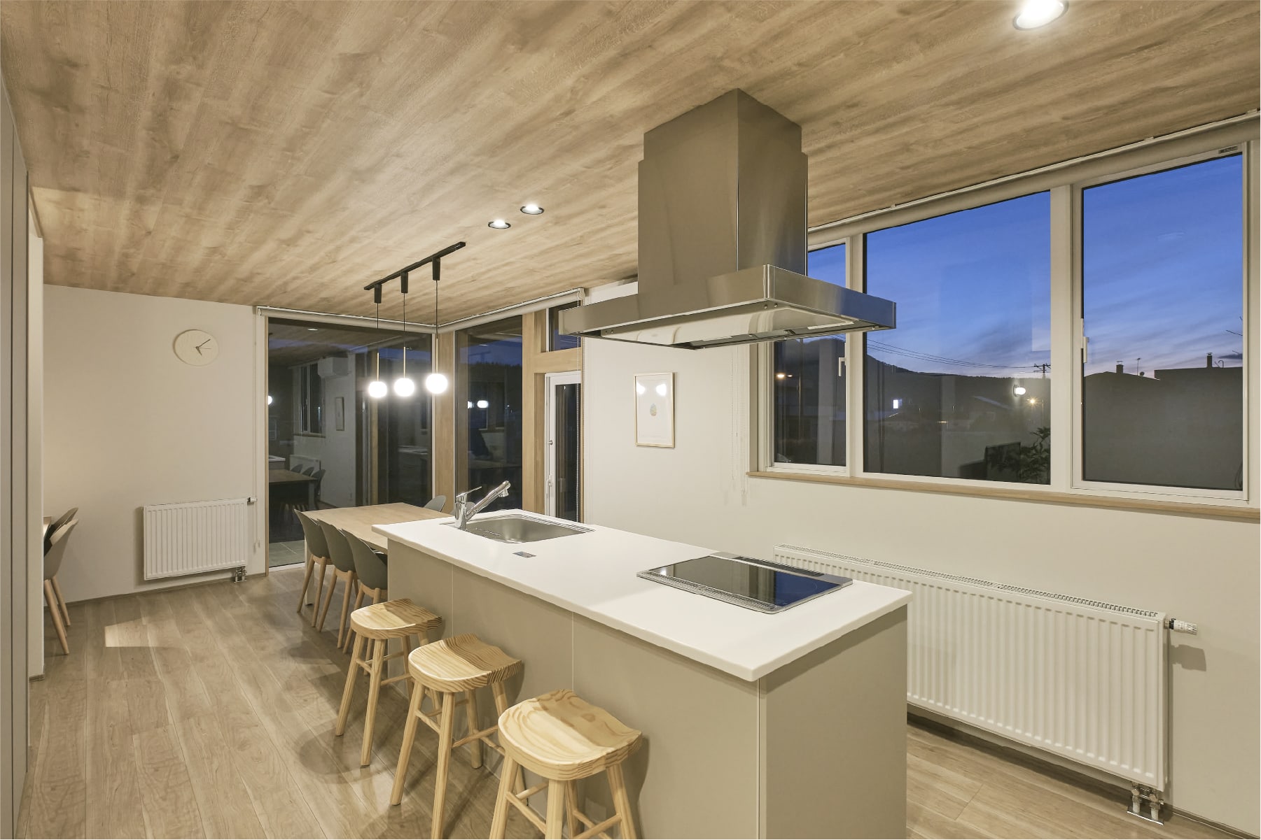 キッチンは、調理をしながら会話や景色を楽しめるカウンターとしても