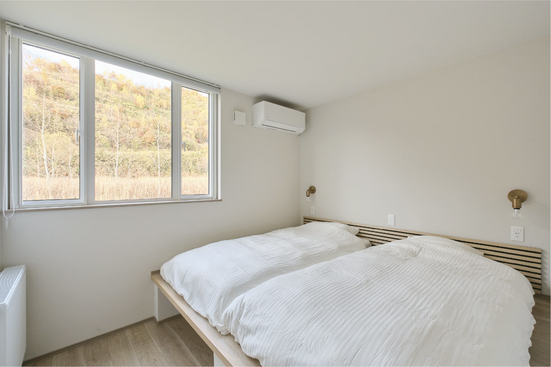 ROOM01の寝室からは、穏やかな丘陵が広がる