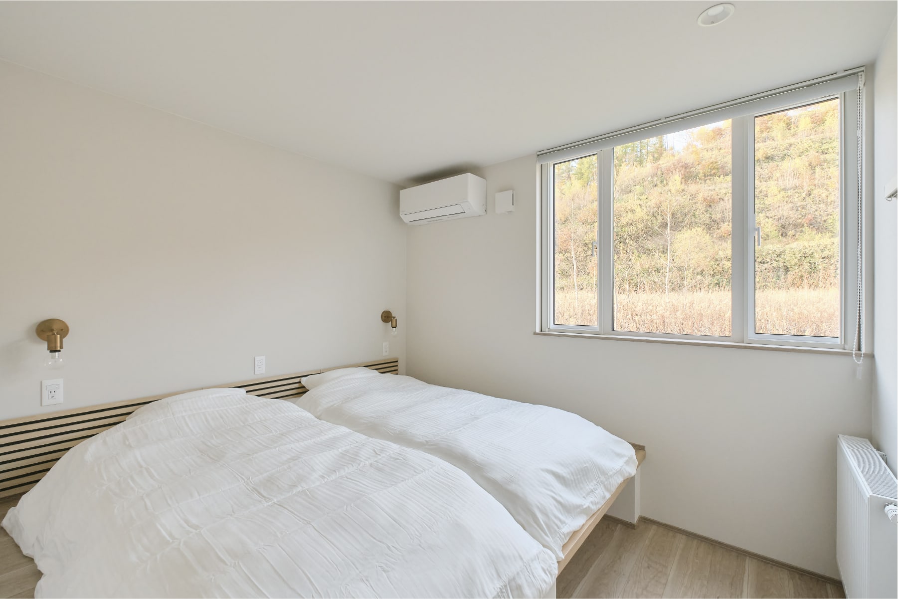 ROOM02の寝室からも、美しい丘陵を望める