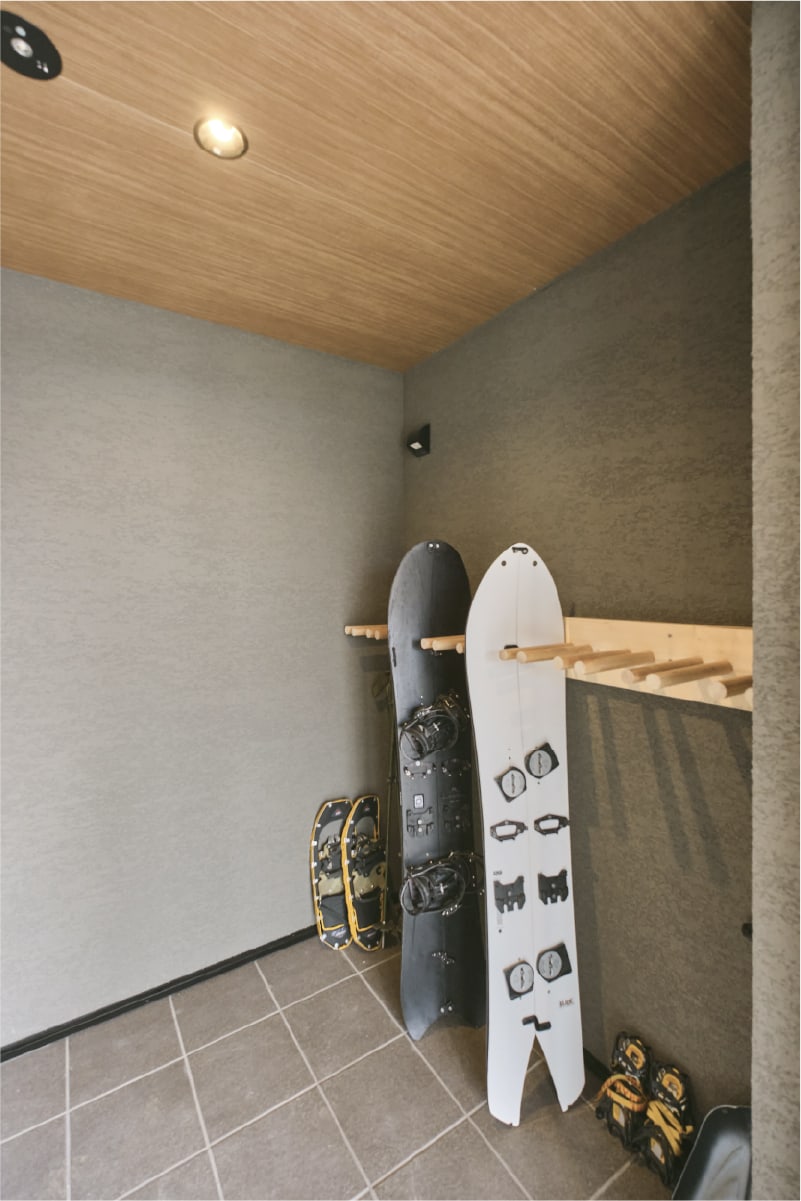 スキー・スノーボード専用ラックを備えた風除室