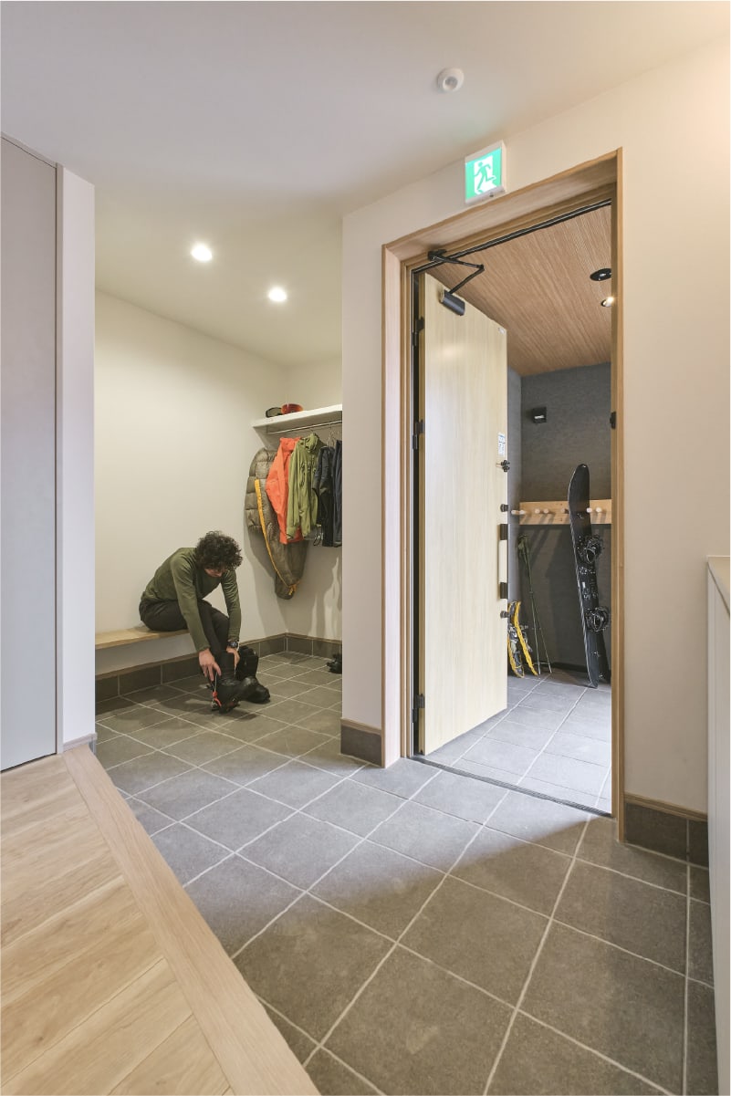 寒い季節も快適な、床暖房を備えた玄関