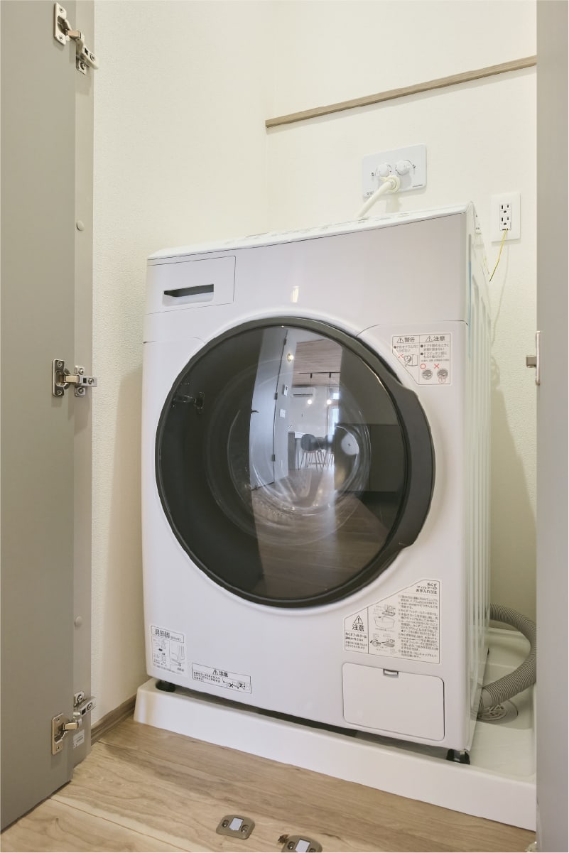 旅やレジャーに便利な、玄関横の洗濯乾燥機