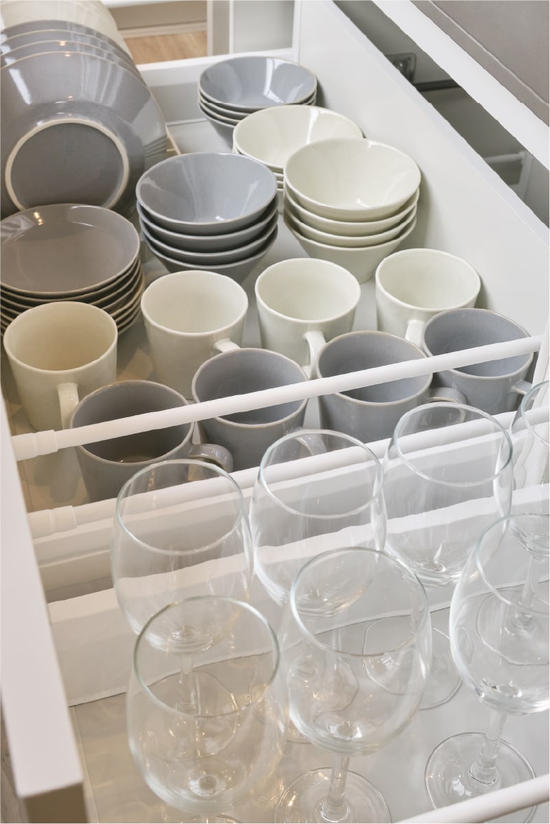 お皿やマグカップ、ワイングラスなどの食器類
