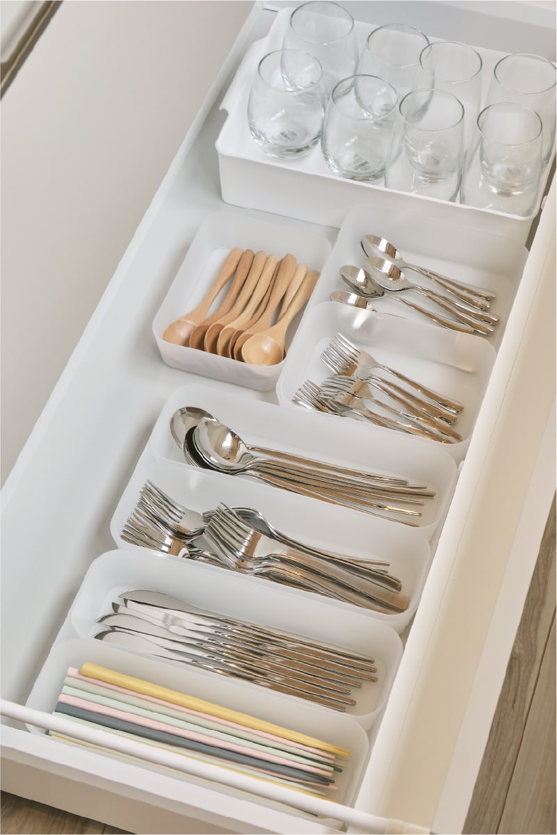 さまざまな用途に対応する、充実したカトラリーとグラス