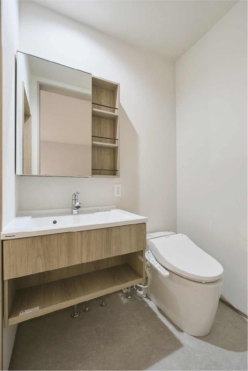 ROOM03の洗面化粧台とトイレ